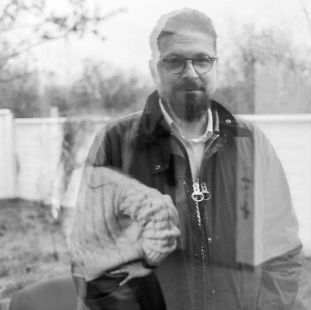 Andrei Găitănaru, portret prin geam, lumină naturală